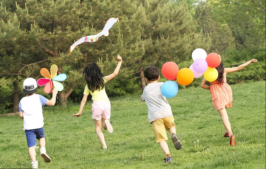 孩子的上学路上有朋友的陪伴,回到家中有同学一起玩耍,从此有一个美好